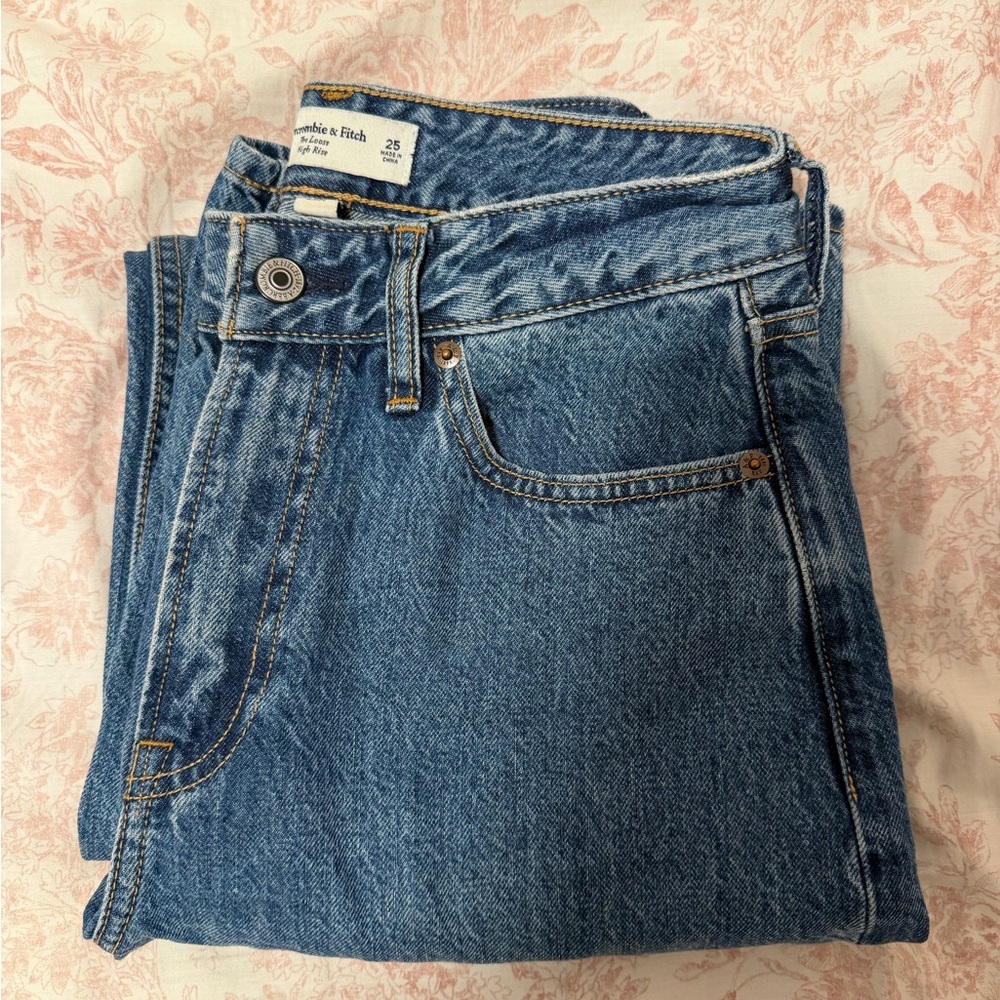 Abercrombie & Fitch High-Rise Loose Jeans in Medium Denim - Picture 7 of 7